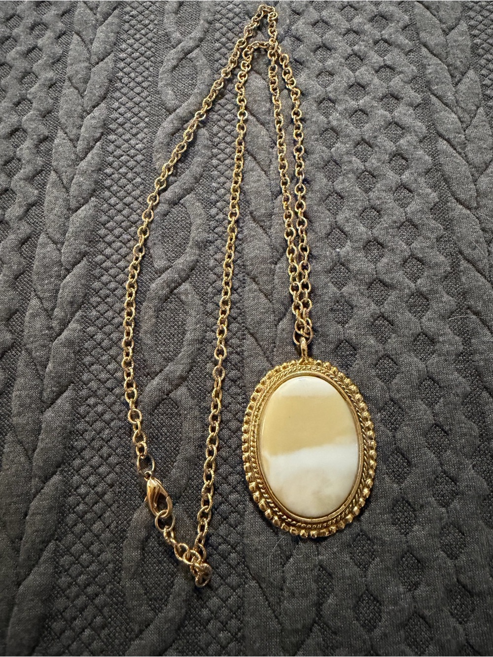 Vintage Gold-Tone Oval Stone Pendant Necklace - Beige Stone